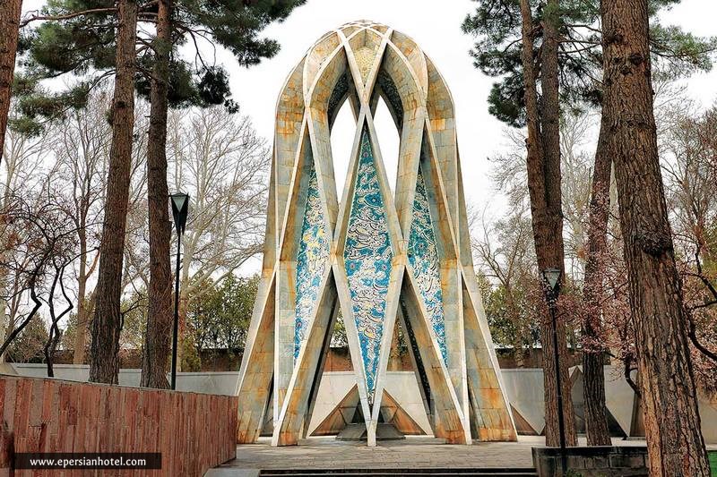 نمای کلی مقبره خیام